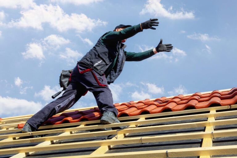 Dachdecker (Symbolbild): bei der Eindeckung eines Ziegeldaches fehlen Fachkräfte. Foto: picture alliance / CHROMORANGE | Udo Herrmann