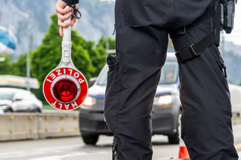 Grenzkontrolle der Bundespolizei an der Kontrollstelle Kiefersfelden, Inntal Ost, an der Autobahn A93 zwischen Deutschland und Österreich. Ein Polizist hält eine Kelle mit Aufschrift: HALT POLIZEI