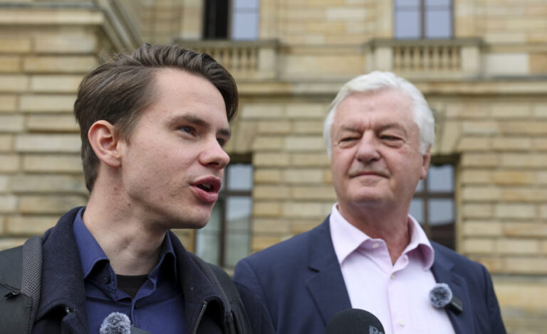 Paul Klemm (l.) mit „Compact“-Chefredakteur Jürgen Elsässer: der Deutsche Bundestag erteilt ihm keine Akkreditierung, sondern ein Hausverbot. Foto: picture alliance/dpa | Jan Woitas