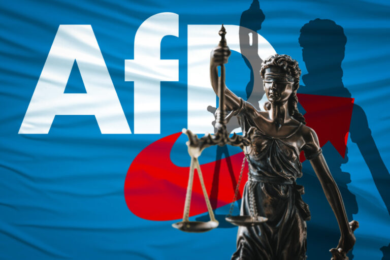 Justitia-Statue vor einer AfD-Flagge: Gerichte werden eingeschaltet. Foto: picture alliance / CHROMORANGE | Michael Bihlmayer