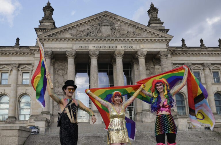 Wie jedes Jahr zum CSD sind Regenbogenflaggen wieder omnipräsent im Stadtbild (Archivbild).