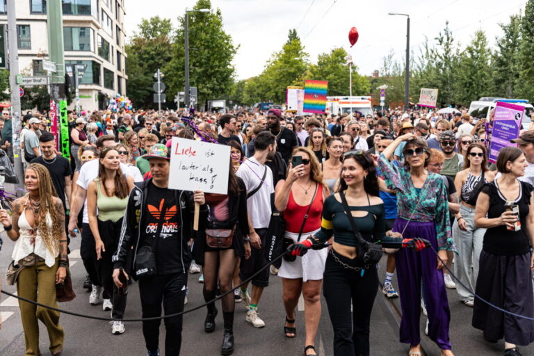Der „Zug der Liebe“ 2025: Dieses Jahr fällt das Fest „gegen Hass“ aus – wegen CSD-Anschlags. (Themenbild)