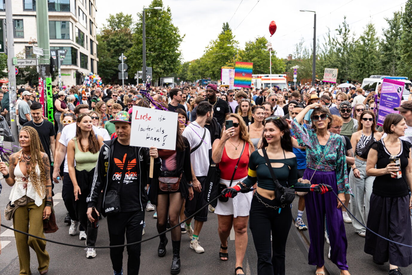 Der „Zug der Liebe“ 2025: Dieses Jahr fällt das Fest „gegen Hass“ aus – wegen CSD-Anschlags. (Themenbild)