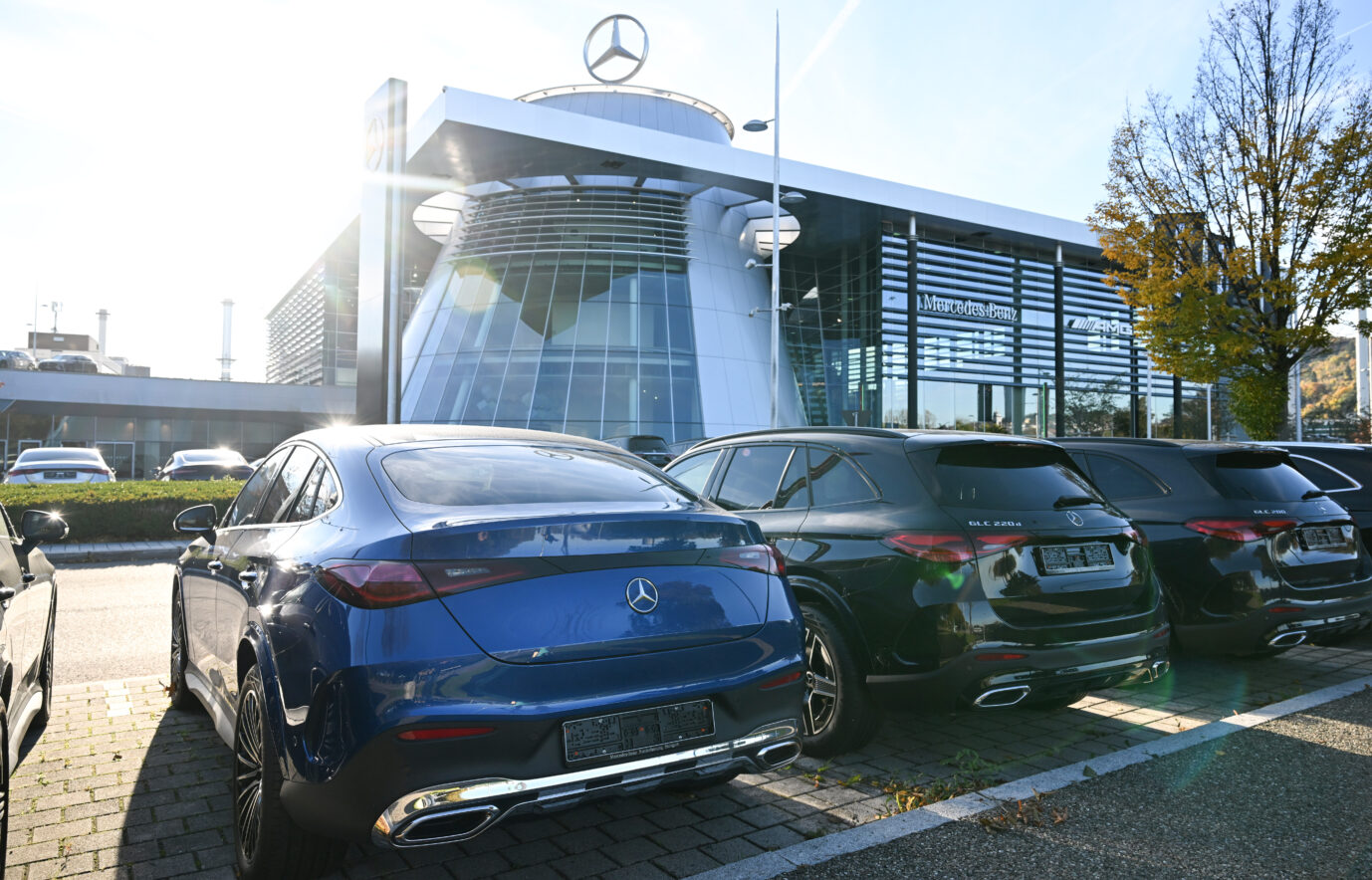 Autobauer in der Krise: Die Autos, in diesem Fall von Mercedes, sind da, aber keine Kunden.