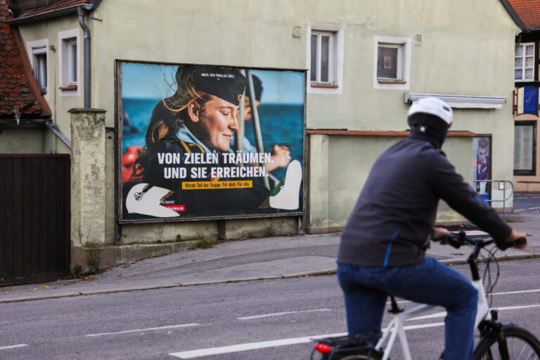 Bamberg, Deutschland 03.11.2025: Im Bild: Plakat der Bundeswehr zur Personalgewinnung mit dem Slogan Von Zielen träumen. Und sie erreichen.. Teile des Motivs, darunter Logo und QR-Code, wurden abgerissen und unkenntlich gemacht. Symbolbild für beschädigte Außenwerbung und öffentliche Wahrnehmung von Bundeswehr-Kampagnen. Plakat der Bundeswehr (Symbolbild): Am meisten hat mit 42 Millionen Euro das Bundesverteidigungsministerium für „zielgruppenorientierte personalwerbliche Kampagnenmotive“ und zusätzlich knapp drei Millionen Euro für den „Veteranentag“ ausgegeben. Foto: picture alliance / Fotostand | Fotostand / Michael Gründel