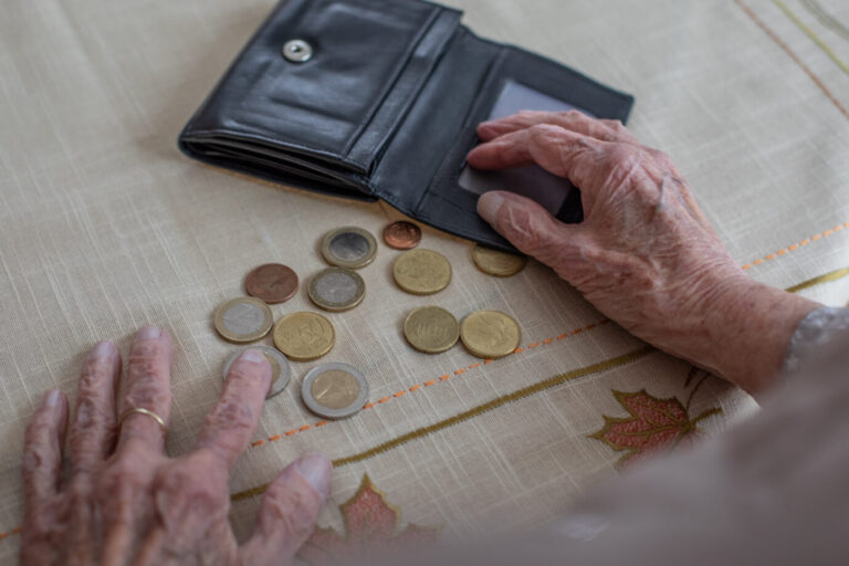 Über 700.000 Rentner in Deutschland sind von Altersarmut betroffen (Symbolbild).