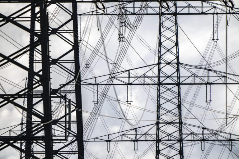 380-kV Höchstspannungsfreileitung, Neubau, entlang der Autobahn A57, bei Meerbusch, Hochspannungsmasten, NRW, Deutschland. Eine Höchstspannungsfreileitung (Symbolbild): In den Dokumenten gibt die Bundesnetzagentur zu, dass es keine Anzeichen für einen künftigen akuten Strommangel gebe. Foto: picture alliance / Jochen Tack | Jochen Tack