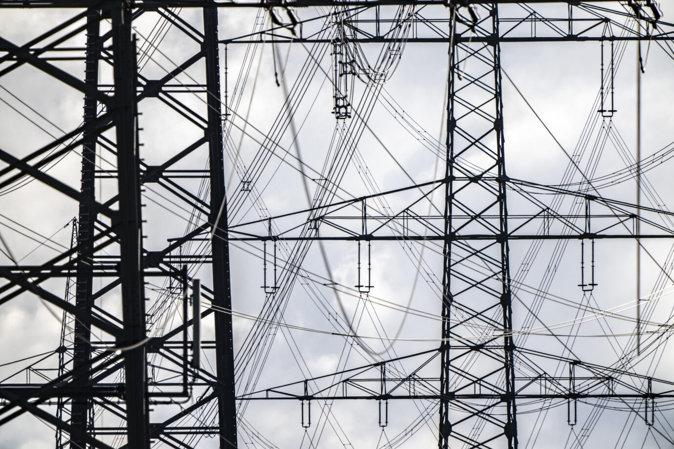 380-kV Höchstspannungsfreileitung, Neubau, entlang der Autobahn A57, bei Meerbusch, Hochspannungsmasten, NRW, Deutschland. Eine Höchstspannungsfreileitung (Symbolbild): In den Dokumenten gibt die Bundesnetzagentur zu, dass es keine Anzeichen für einen künftigen akuten Strommangel gebe. Foto: picture alliance / Jochen Tack | Jochen Tack