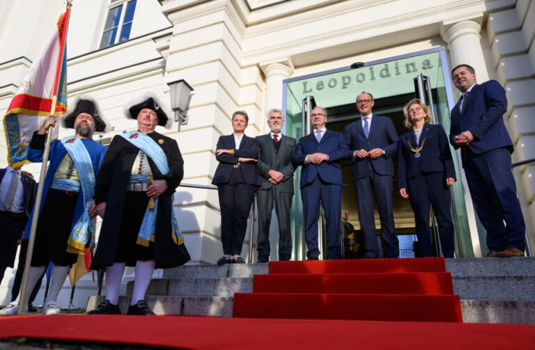 Bundeskanzler Friedrich Merz (CDU) grinst, während er vor dem Forschungsinstitut Leopoldina steht