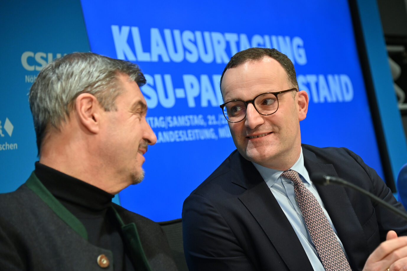 Markus SOEDER (Ministerpraesident Bayern und CSU Vorsitzender) mit dem CDU/CSU Fraktionsvorsitzenden Jens SPAHN. CSU Klausurtagung des Parteivorstands des in der CSU Landesleitung in Muenchen am 21.11.2025. Bayerns Ministerpräsident Markus Söder (l.) und Bundestagsfraktionsvorsitzender der Union Jens Spahn (CDU): Spahn spricht mit Schulkindern über den Erfolg der AfD in den aktuellen Umfragen. Foto: picture alliance / SvenSimon | Frank Hoermann/SVEN SIMON