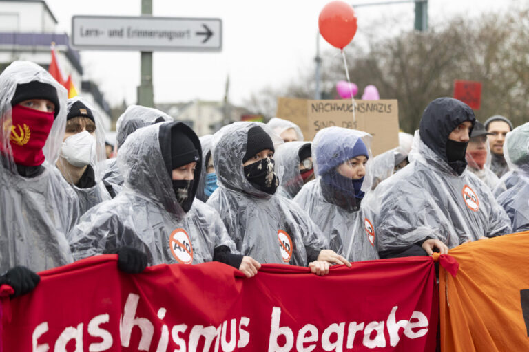 Vermummt stehen hinter einem Banner Linksextremisten, die gegen die AfD demonstrieren – vielleicht in Erfurt auch bald mit Sprengstoffanschlägen