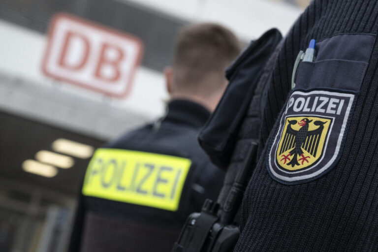 Einsatzkräfte der Bundespolizei stehen vor einem Bahnhof. Der Syrer floh und wurde am Busbahnhof gefasst.