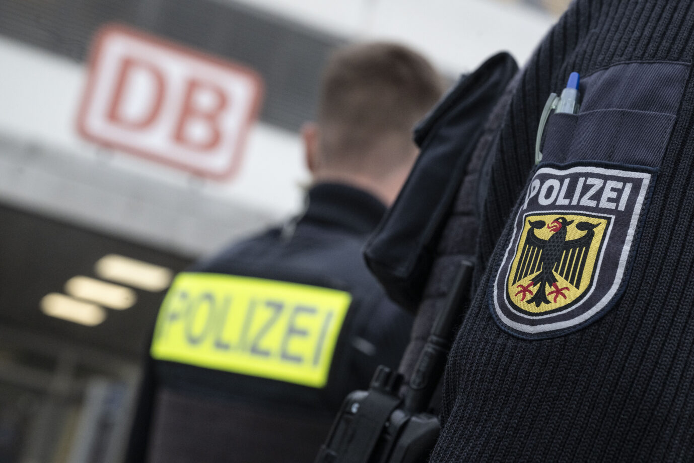 Einsatzkräfte der Bundespolizei stehen vor einem Bahnhof. Der Syrer floh und wurde am Busbahnhof gefasst.