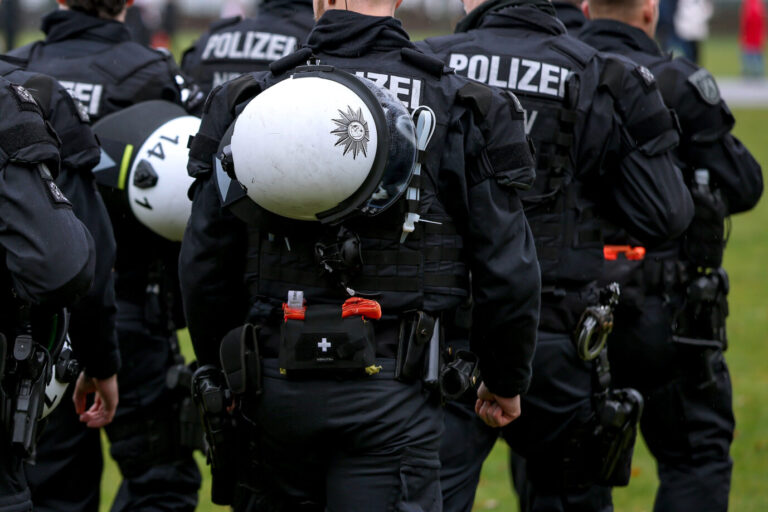 20.12.2025, Fußball, 1. FC Köln - FC Union Berlin, 1. Fußball Bundesliga, 15. Spieltag, RheinEnergie-STADION, Saison 2025 2026: Polizeibereitschaft beim Hochrisikospiel Symbolbild DFB regulations prohibit any use of photographs as image sequences and or quasi-video. Polizisten in Nordrhein-Westfalen (Symbolbild): Insgesamt wurden am Dienstag fünf Wohnungen durchsucht. Foto: picture alliance / Maximilian Koch | Maximilian Koch. Auch in Nürnberg ermittelt die eigens gegründete Einsatzkommission „EKO Kajal“ zu einem Grooming-Skandal.
