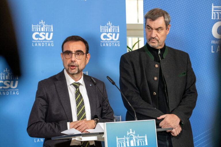 Klaus Holetschek (l), Vorsitzender der CSU-Fraktion im Landtag, und Markus Söder, Ministerpräsident von Bayern, stehen bei einer Pressekonferenz anlässlich der Winterklausur der CSU-Landtagsfraktion in Kloster Banz. Die Klausur findet vom 12. bis 14. Januar 2026 statt und steht unter dem Motto „Starke Heimat Bayern – gemeinsam mutig voran“.