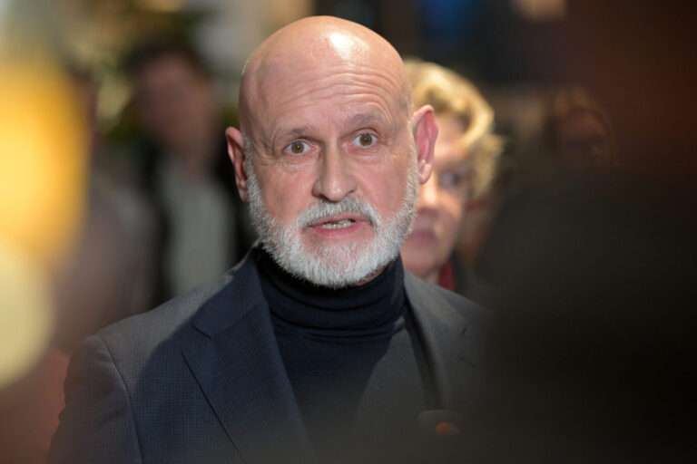 Volker Geyer, Bundesvorsitzender des Beamtenbund und Tarifunion (dbb), bei einem Statement anlässlich des Verlaufs der Tarifverhandlungen zwischen Gewerkschaften und der Tarifgemeinschaft deutscher Länder (TdL). Er warnt davor, dass der Staat handlungsunfähig werden könnte.