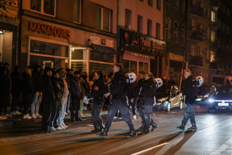 Polizeibeamte gehen nach dem Finale im Afrika-Cup über eine Straße in Düsseldorf-Oberbilk, wo enttäuschte Marokkaner randalierten. Foto: picture alliance/dpa | Christoph Reichwein