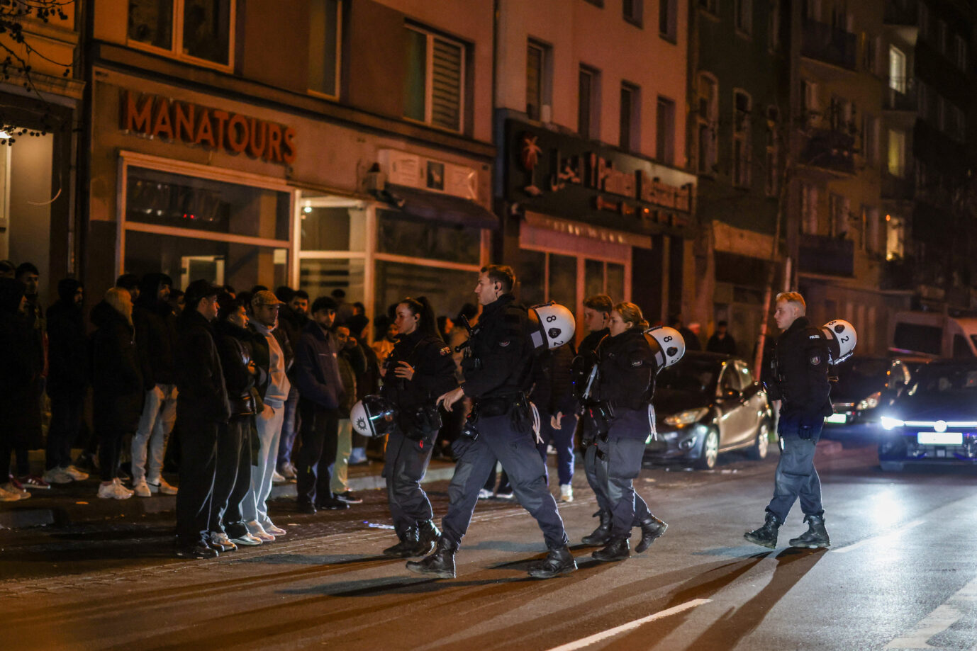 Polizeibeamte gehen nach dem Finale im Afrika-Cup über eine Straße in Düsseldorf-Oberbilk, wo enttäuschte Marokkaner randalierten. Foto: picture alliance/dpa | Christoph Reichwein