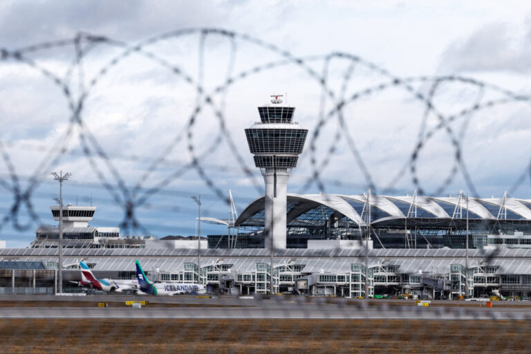 Ein Stacheldraht ist am Flughafengelände in München (Bayern) zu sehen. Stacheldraht am Flughafengelände in München (Symbolbild): Durch das neue Terminal sollen rund 100 Ausländer pro Tag abgeschoben werden können. Foto: picture alliance / dpa | Matthias Balk
