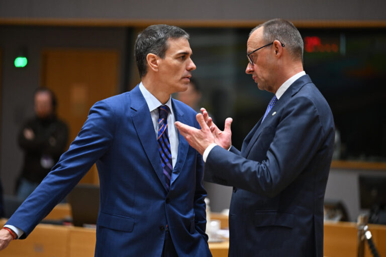 Spaniens Regierungschef Pedro Sanchez (l.) und Bundeskanzler Merz: Marokko soll illegale zurücknehmen. Foto: picture alliance / Anadolu | Dursun Aydemir