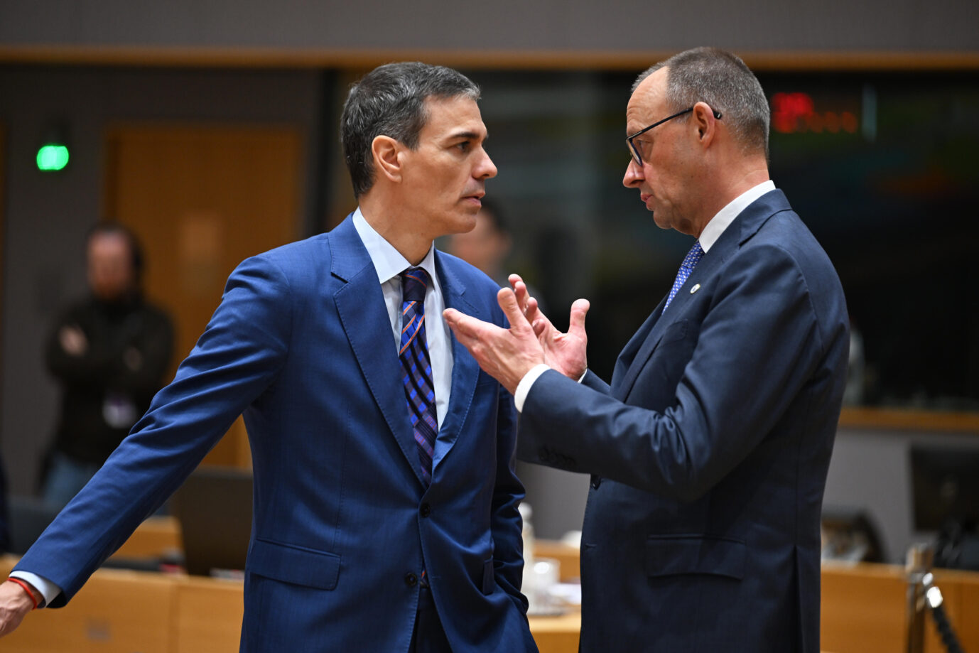 Spaniens Regierungschef Pedro Sanchez (l.) und Bundeskanzler Merz: Marokko soll illegale zurücknehmen. Foto: picture alliance / Anadolu | Dursun Aydemir