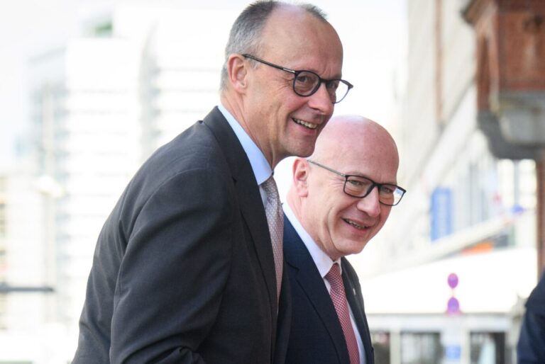 Einer von beiden lügt: Kanzler Friedrich Merz (vorn) mit dem Regierenden Bürgermeister von Berlin, Kai Wegner.
