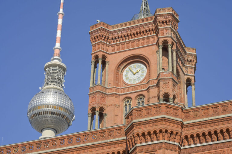 Fernsehturm, Rotes Rathaus, Rathausstraße, Mitte, Berlin, Deutschland. Der Fernsehturm und das Rote Rathaus in Berlin: Dass Ausländer nicht wählen dürfen, sei laut „WahlheYmat“-Gründer Gabor Legitimationsproblem für die Demokratie. Foto: picture alliance / Joko | Joko
