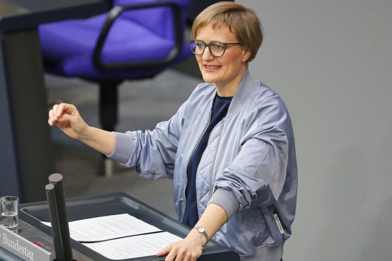 Die Fahne gehört uns! Grünen-Chefin Franziska Brantner im Budestag.