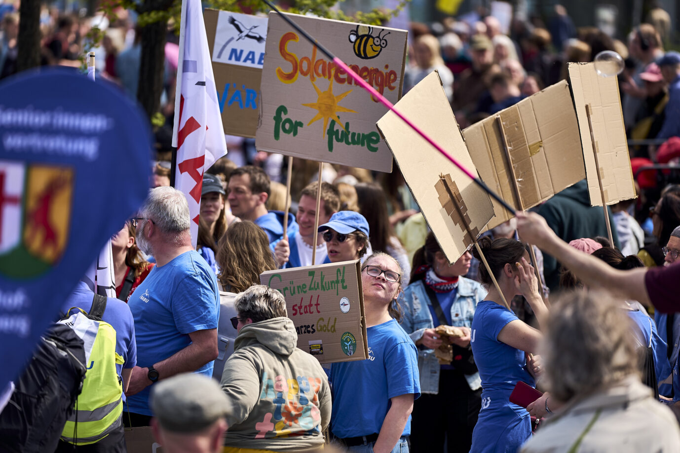 Blick auf die Demonstrierenden im Invalidenpark. Bundesweit rufen Campact, die Deutsche Umwelthilfe, Greenpeace, der WWF, der Paritätische, Germanzero, Germanwatch und Fridays for Future zu Protesten auf. In dem Aufruf heißt es: «Eskalierende Energiepreise, geopolitische Krisen und autoritäre Regime zeigen uns, wie riskant fossile Energien sind.» Eine Umwelt-Demo, zu der unter anderem „Campact“ aufgerufen hat: Bereits als die 2,5 Millionen Euro erreicht wurden, meldete der Verein, dass sich über 60.000 Spender an der Aktion beteiligt haben. Foto: picture alliance/dpa | Michael Ukas