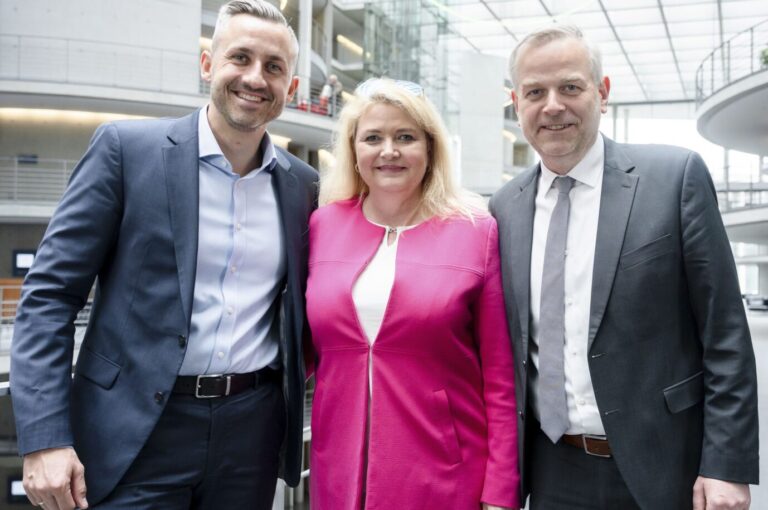 Kündigung der Rundfunkstaatsverträge – Die AfD-Ministerpräsidenten-Kandidaten für die anstehenden Landtagswahlen: Ulrich Siegmund (Sachsen-Anhalt), Kristin Brinker (Berlin) und Leif-Erik Holm (Mecklenburg-Vorpommern).