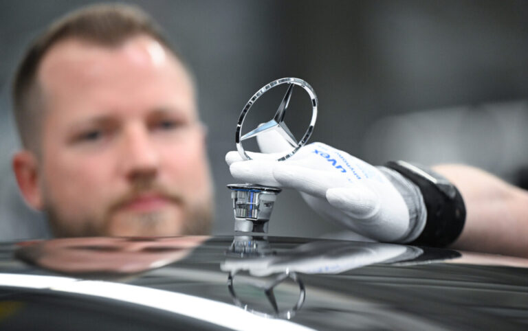 Ein neues Gesetz könnte Mercedes aus dem US-Markt verdrängen. Foto: picture alliance/dpa | Bernd Weißbrod