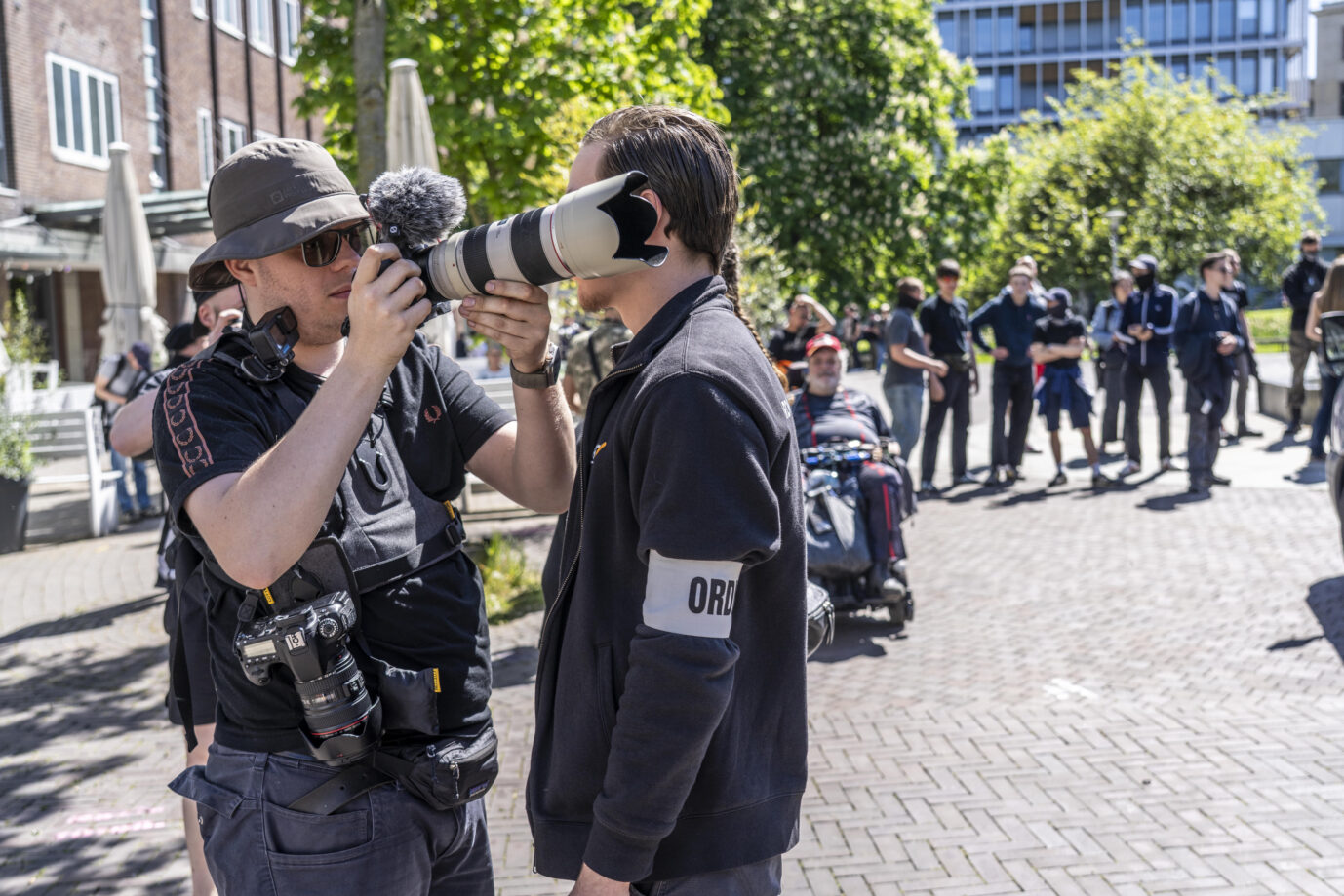 Ein Teilnehmer einer rechten Demo bedrängt einen Fotografen: bekanntes Spiel zwischen Rechtsradikalen und Antifa-Fotgrafen.