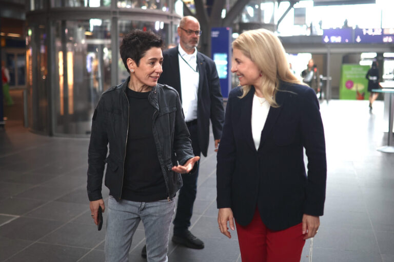ZDF-Journalistin Dunja Hayali (l.) und Evelyn Palla, Vorstandsvorsitzende der Deutschen Bahn. Foto: picture alliance / NurPhoto | Christian Marquardt