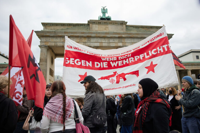 Demonstranten protestieren am Brandenburger Tor gegen die Wehrpflicht. Demonstranten protestieren am Brandenburger Tor gegen die Wehrpflicht: Die Zahl der Anträge auf Kriegsdienstverweigerung hat sich im Vergleich zum ersten Quartal 2026 mehr als verdoppelt. Foto: picture alliance / Jörg Carstensen | Joerg Carstensen
