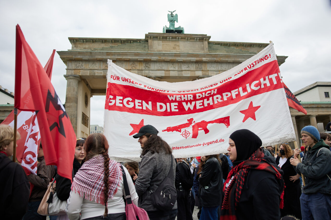 Demonstranten protestieren am Brandenburger Tor gegen die Wehrpflicht. Demonstranten protestieren am Brandenburger Tor gegen die Wehrpflicht: Die Zahl der Anträge auf Kriegsdienstverweigerung hat sich im Vergleich zum ersten Quartal 2026 mehr als verdoppelt. Foto: picture alliance / Jörg Carstensen | Joerg Carstensen