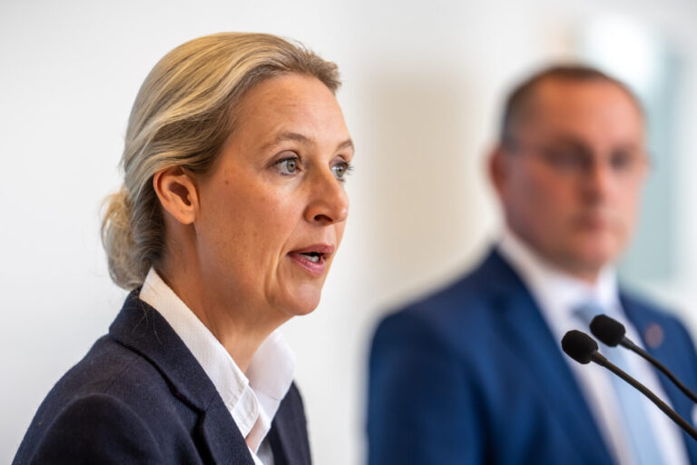 Alice Weidel (l), Bundesvorsitzende und Fraktionsvorsitzende der AfD, nimmt neben Tino Chrupalla, Bundesvorsitzender und Fraktionsvorsitzende der AfD im Bundestag, an dem Pressestatement vor Beginn der Sitzung der AfD-Bundestagsfraktion teil.