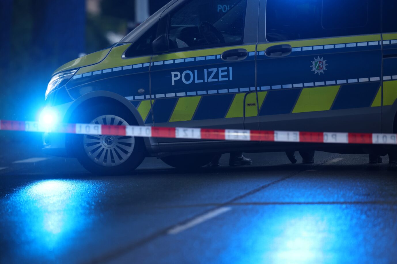 Die Polizei ist bei einer Bedrohungslage im Einsatz (Symbolbild): In Essen eskalierte offenbar eine Feier zur Massenschlägerei mit Messern. Foto: picture alliance/dpa | Christoph Reichwein