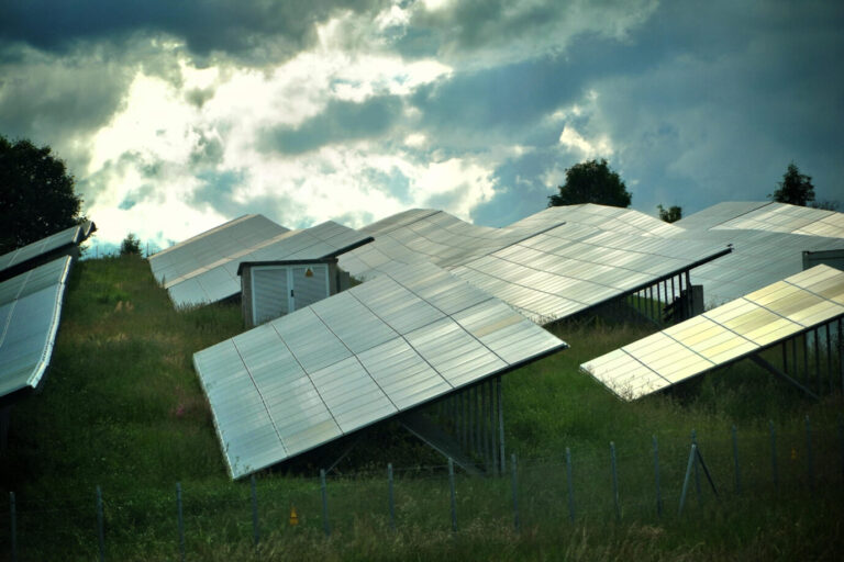 Graue Wolken ziehen über eine Photvoltaikanlage in Dänemark: Grüner Strom ist überbewertet