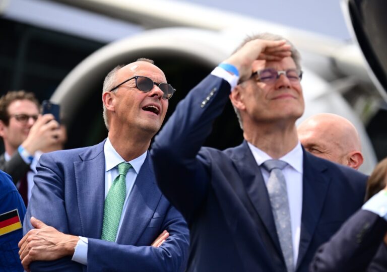 Lieber den Himmel betrachten als Friedrich Merz: Verkehrsminister Patrick Schnieder (vorn) geht mit einem Knall.