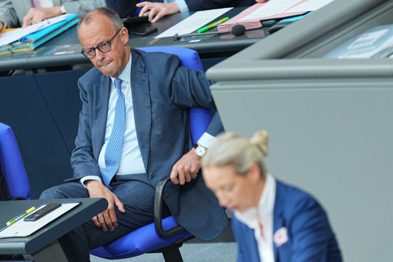 Die AfD von Alice Weidel (vorn) enteilt der CDU/CSU von Bundeskanzler Friedrich Merz immer mehr.