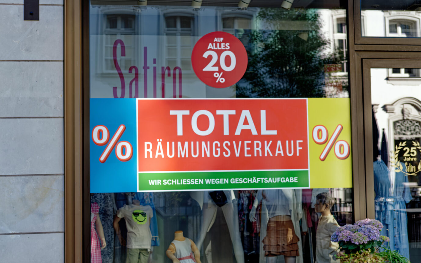 Räumungsverkauf nach einer Ladenpleite (Symbolbild): Gegenüber dem Winter stieg die Zahl der Insolvenzen von Personen- und Kapitalgesellschaften um neun Prozent. (Themenbild)