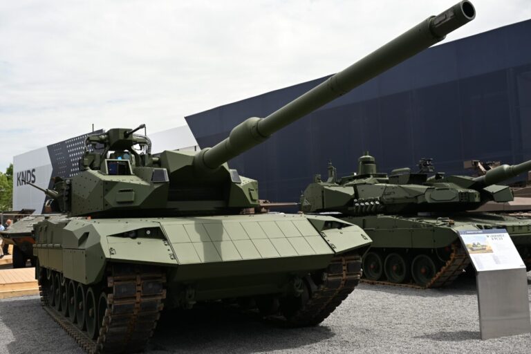 Ein Leopard-Kampfpanzer des Modells 2 A-RC 3.0 steht auf dem Messestand des Rüstungskonzerns KNDS bei der Rüstungsmesse Eurosatory. Foto: picture alliance/dpa | Wolf von Dewitz
