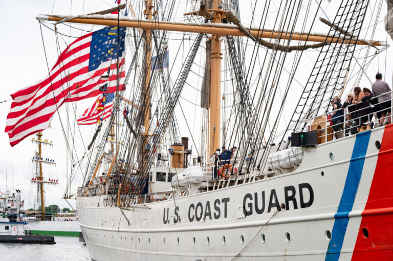 The tall ship United States Coast Guard Barque EAGLE arrives in Norfolk, Virginia, for Sail250 America on June 19, 2026. (Photo by Zach D Roberts/NurPhoto). Das Schwesterschiff der „Gorch Fock“ in Virginia: „Eagle“ wird die 250-Jahr-Parade anführen. Foto: picture alliance / NurPhoto | Zach D Roberts