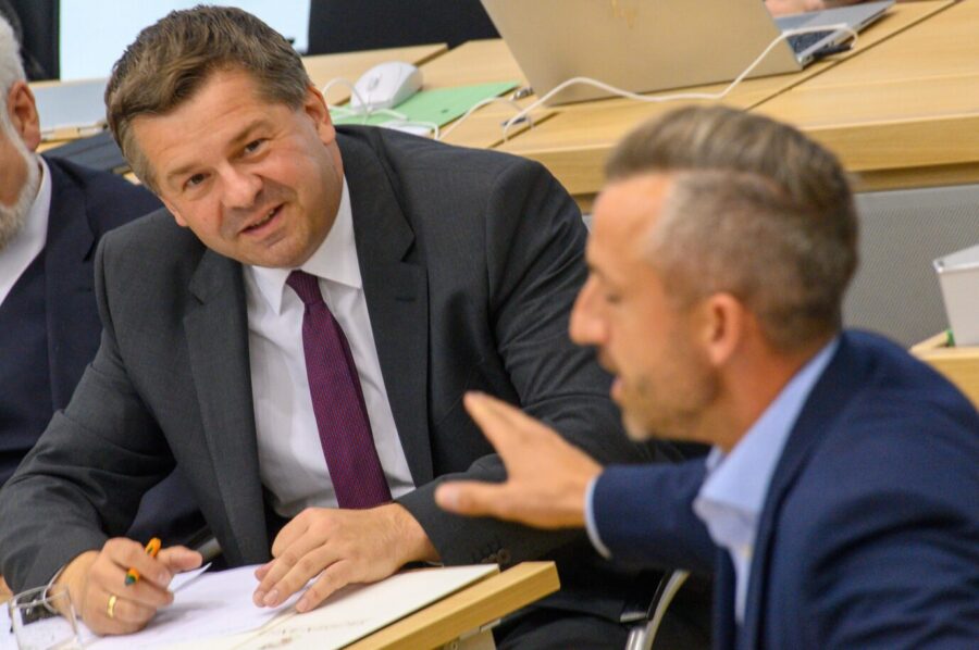 Sachsen-Anhalts Ministerpräsident Sven Schulze (links) muss nicht nur vor AfD-Widersacher Ulrich Siegmund zittern, sondern auch vor eigenen Abgeordneten.