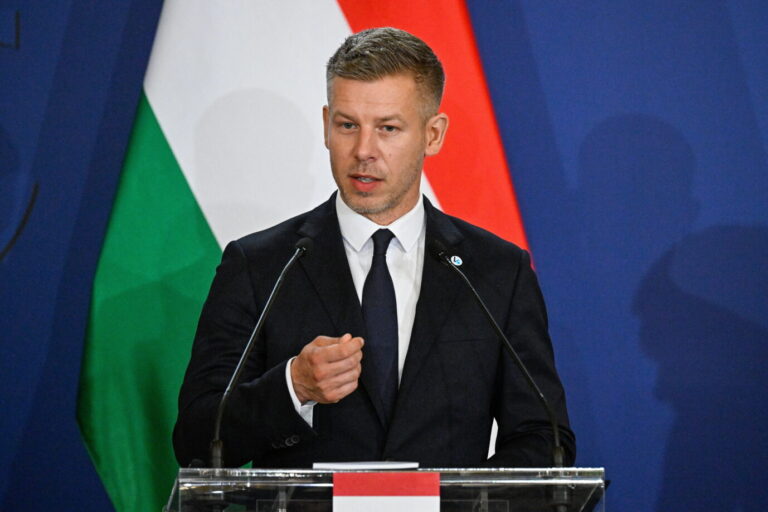 Ungarns Ministerpräsident Peter Magyar steht an einem Rednerpult.