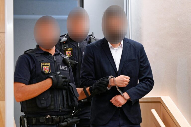 Der Angeklagte kommt in den Verhandlungssaal des Landgerichts. Der 26jährige wurde nach dem Tod des Zugbegleiters nicht wegen Mord verurteilt. Foto: picture alliance/dpa/dpa POOL | Uwe Anspach