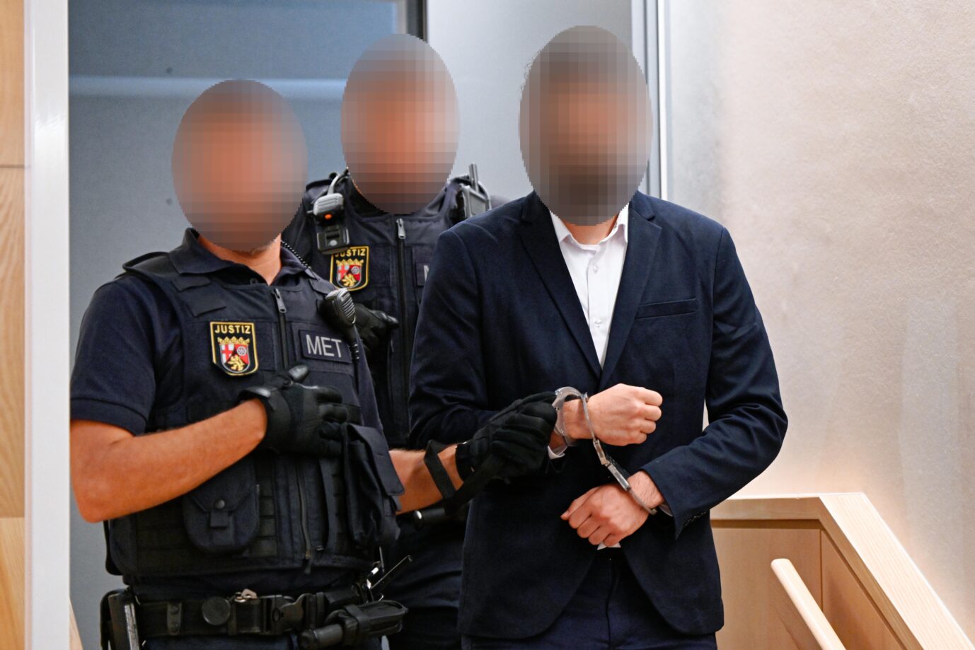Der Angeklagte kommt in den Verhandlungssaal des Landgerichts. Der 26jährige wurde nach dem Tod des Zugbegleiters nicht wegen Mord verurteilt. Foto: picture alliance/dpa/dpa POOL | Uwe Anspach