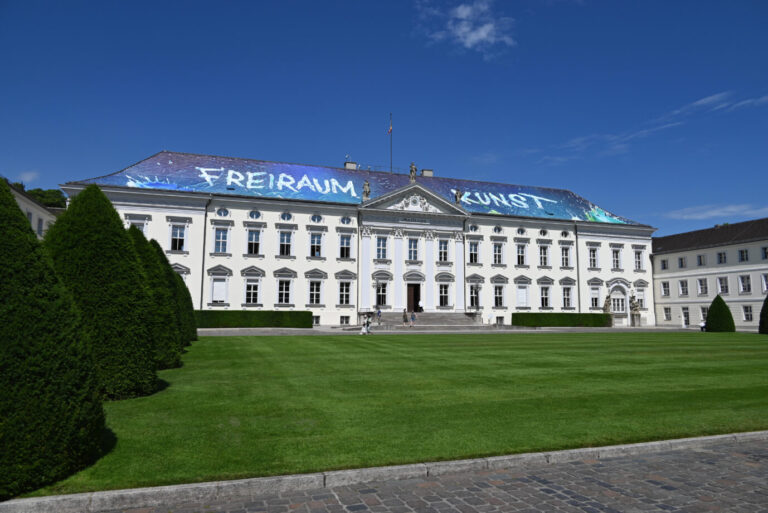 Beschmiertes Schloss Bellevue: Teuer für den Steuerzahler. Foto: picture alliance / CTK | Jaromir Mrhal