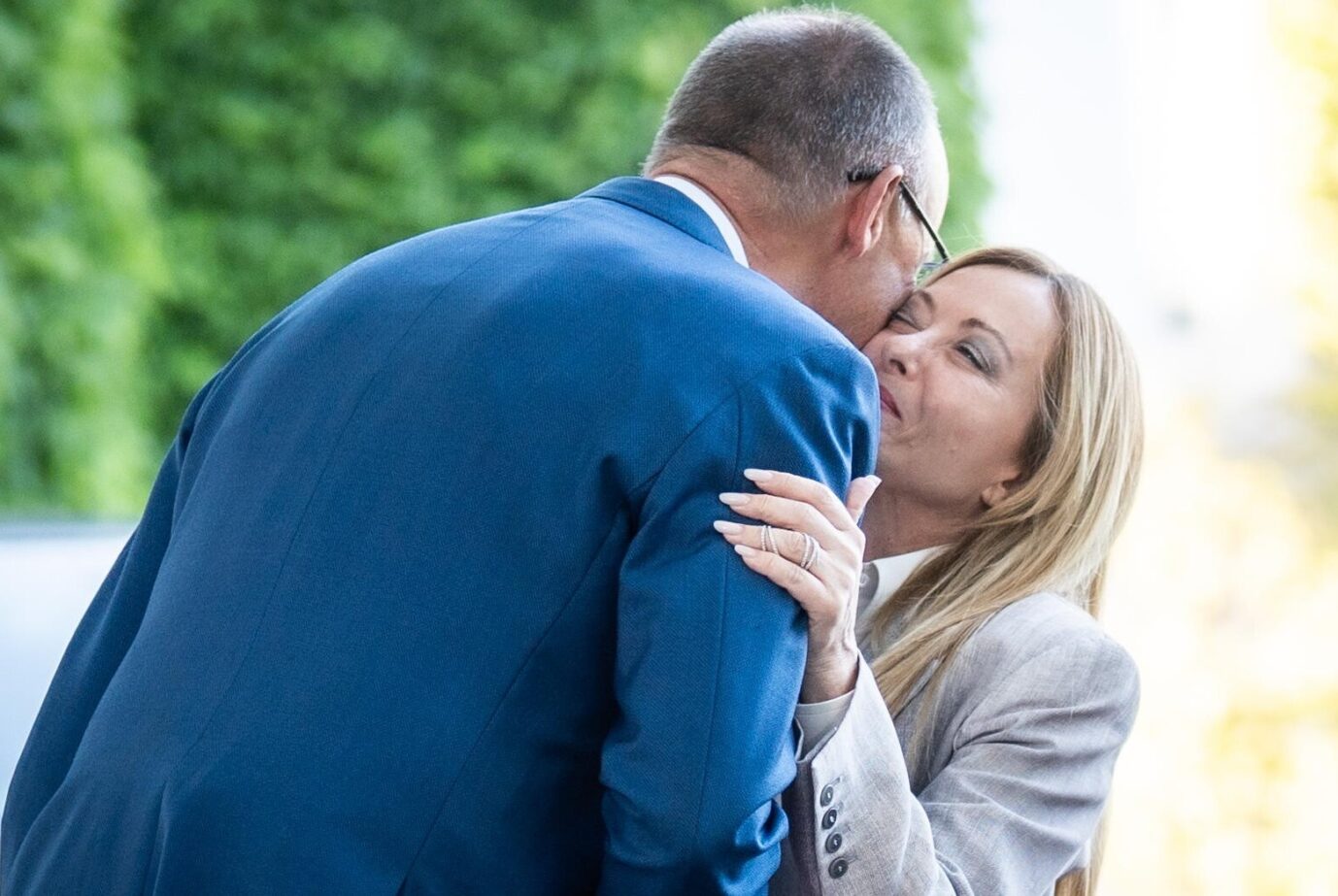 Küsschen statt Kritik: Bundeskanzler Friedrich Merz mit Italiens Ministerpräsidentin Giorgia Meloni.