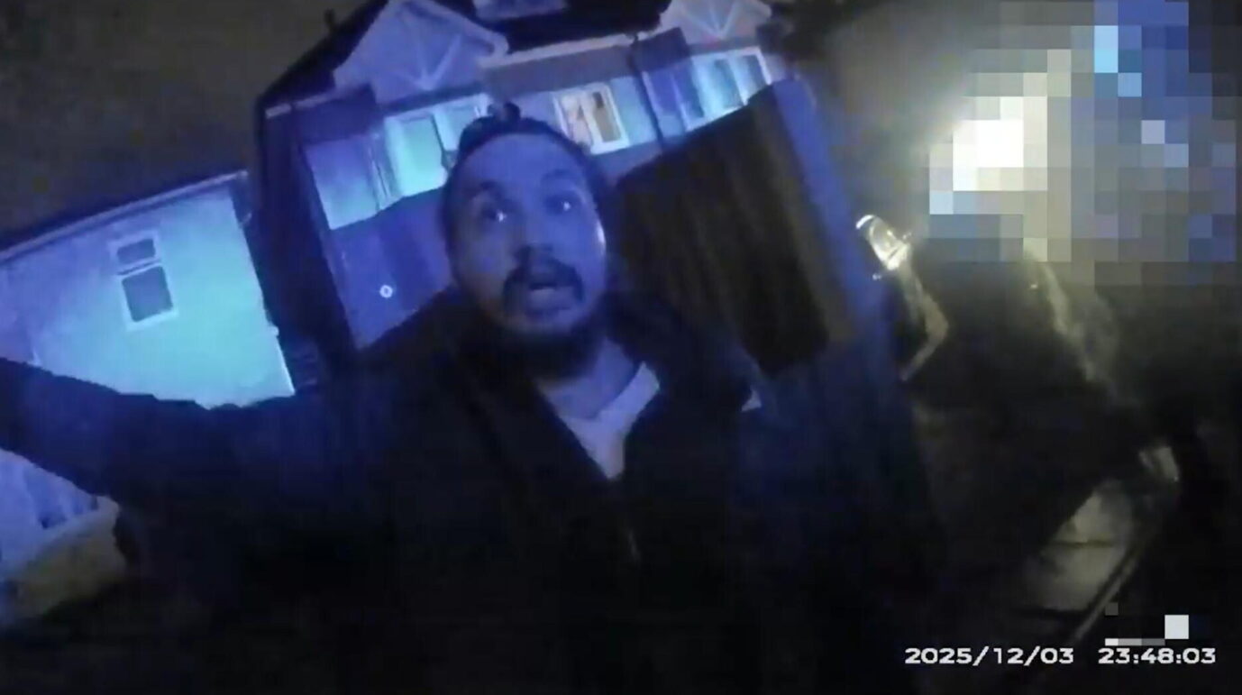 Aufnahme aus einem von der Polizei von Hampshire veröffentlichten Bodycam-Video: Vickrum Digwa behauptet gegenüber Beamten wahrheitswidrig, er sei von dem Studenten Henry Nowak „rassistisch angegriffen“ worden. Auch seine Mutter muss nun ins Gefängnis. Foto: Hampshire Police/PA